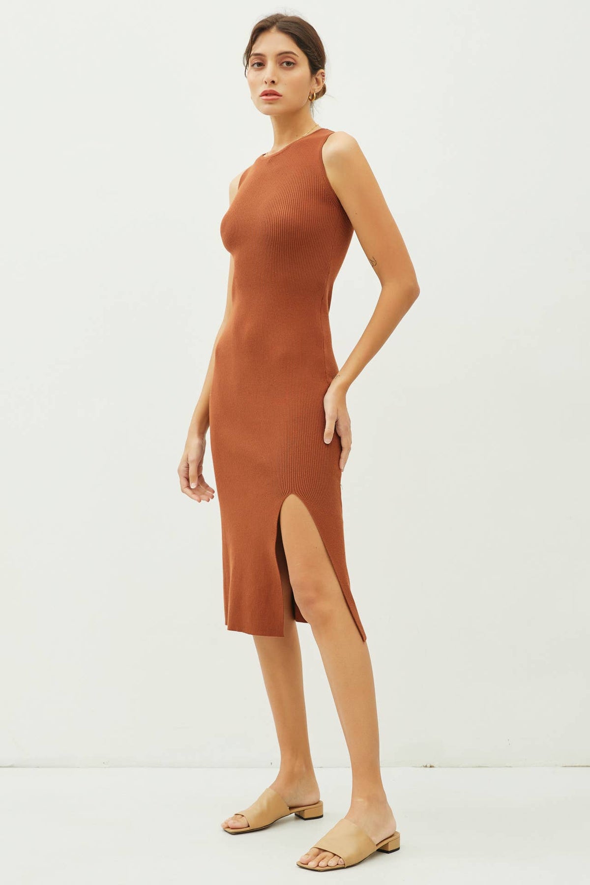 LEG SLIT BODYCON RIBBED KNIT MIDI DRESS