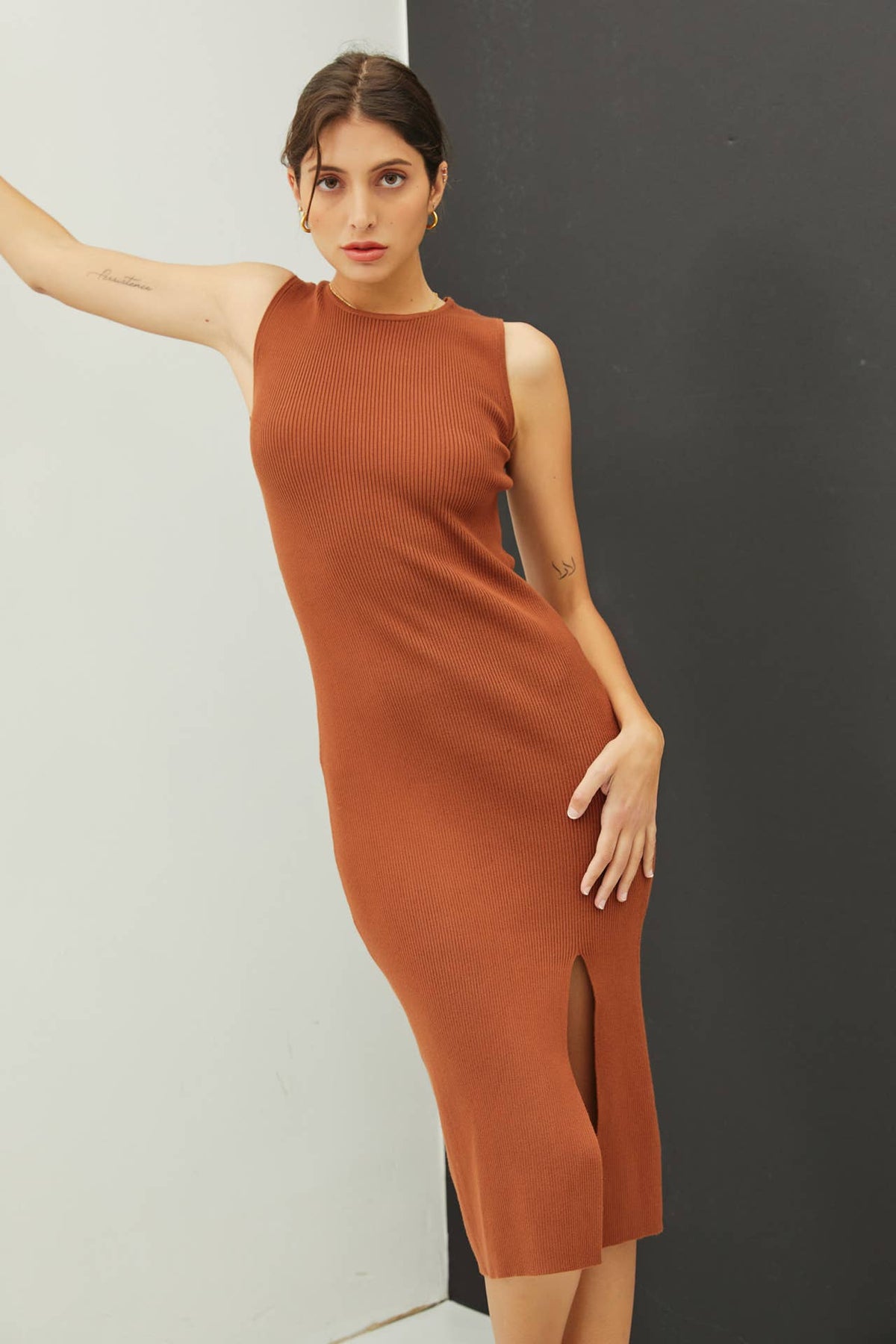 LEG SLIT BODYCON RIBBED KNIT MIDI DRESS