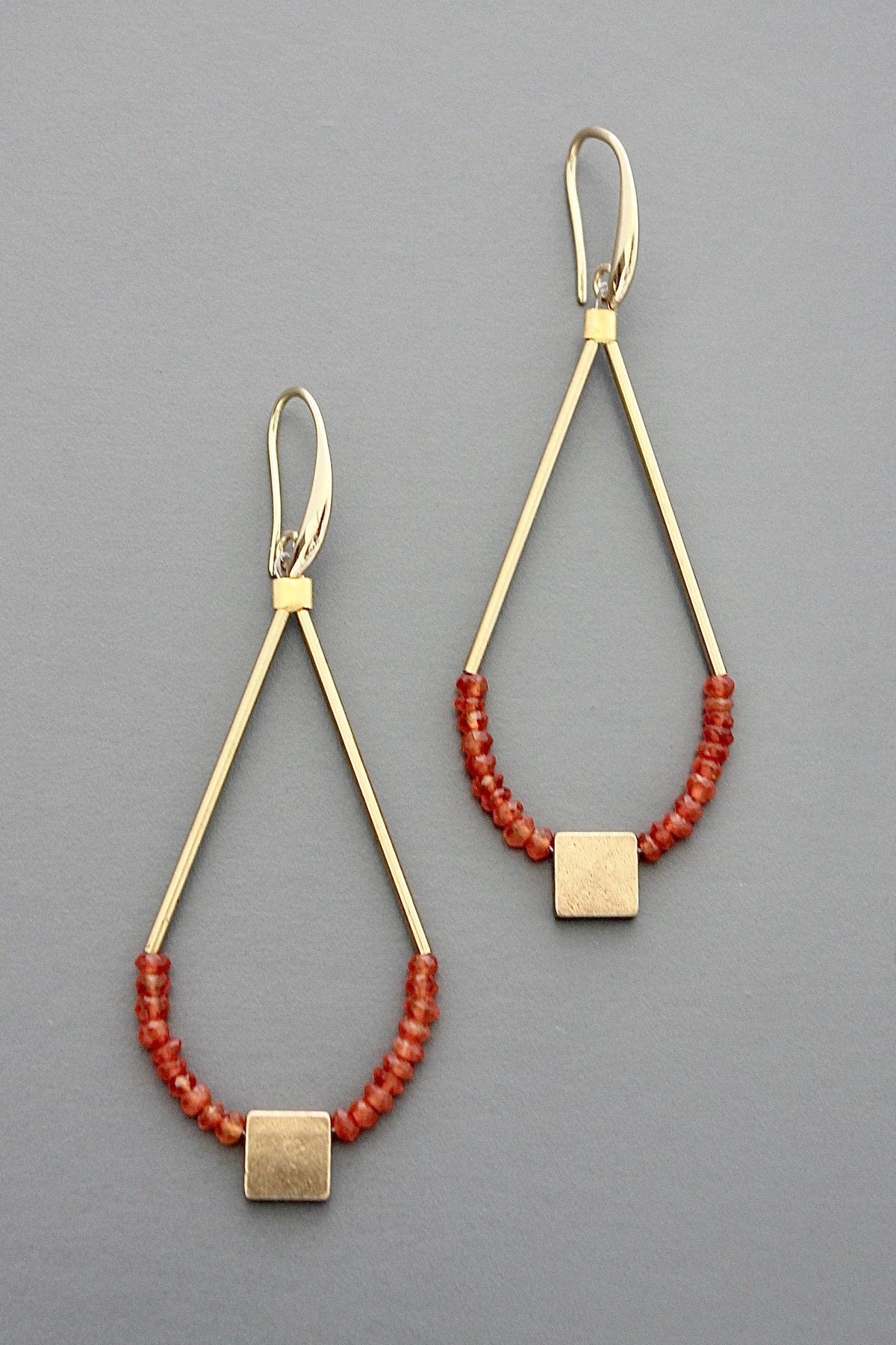 FERE90  Faceted carnelian earrings
