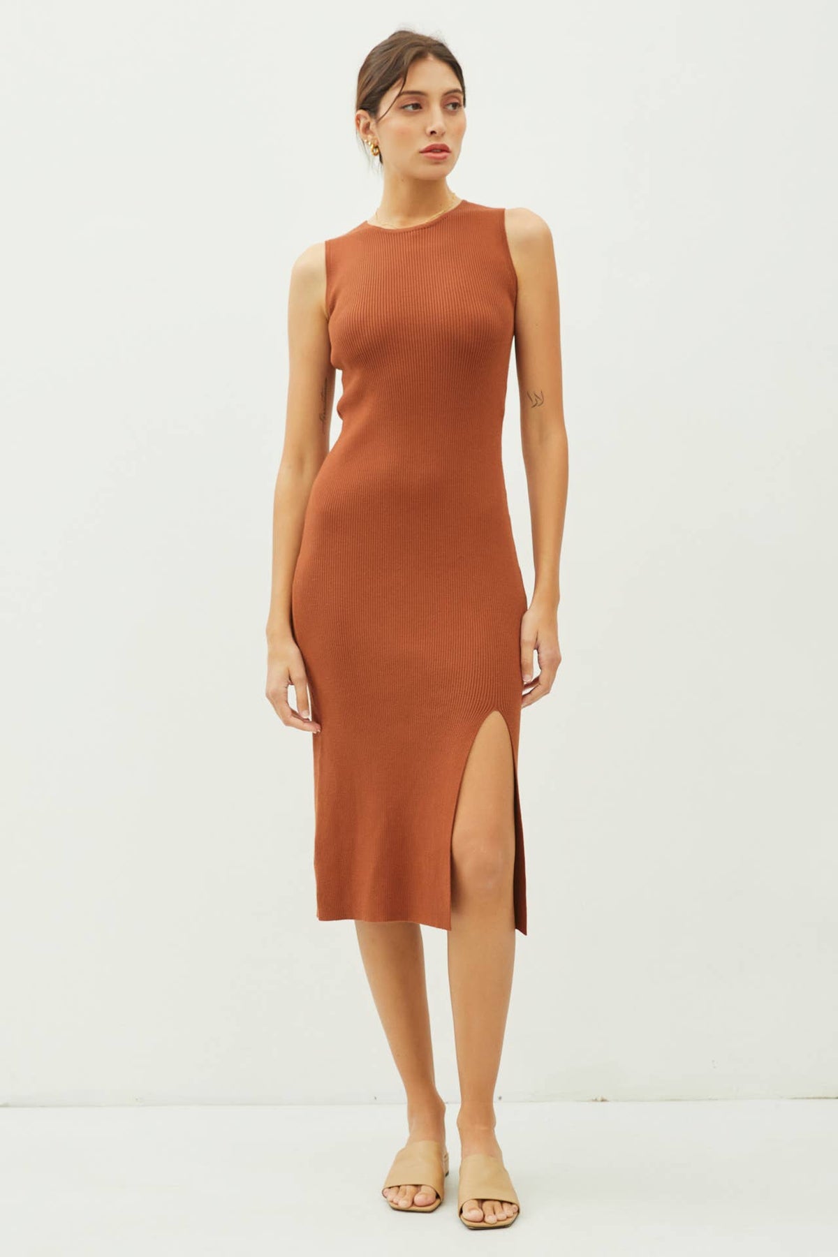 LEG SLIT BODYCON RIBBED KNIT MIDI DRESS